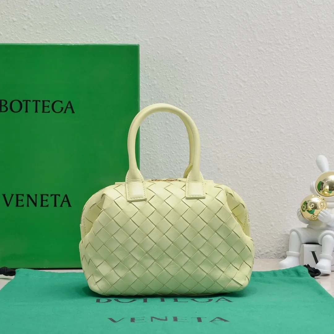 Batch 1560 #Bv Small Intrecciato woven leather bowling bag with detachable crossbody strap, single interior flat pocket, zipper closure "Classic weaving craftsmanship" is an indispensable symbol of the brand🔥. The meticulous weaving craftsmanship not only makes the bucket bag show a sense of high-end, but also adds a sense of agility to it, exuding a simple and elegant beauty. It is made of soft and delicate sheepskin texture. It is light and comfortable, and reveals a sense of high-end everywhere. The color matching is refreshing and clean, and the upper body is aged~concave shape! A bowling bag that can be used for both work and leisure. Size: 20.5*15.5*10cm, model: 7460#